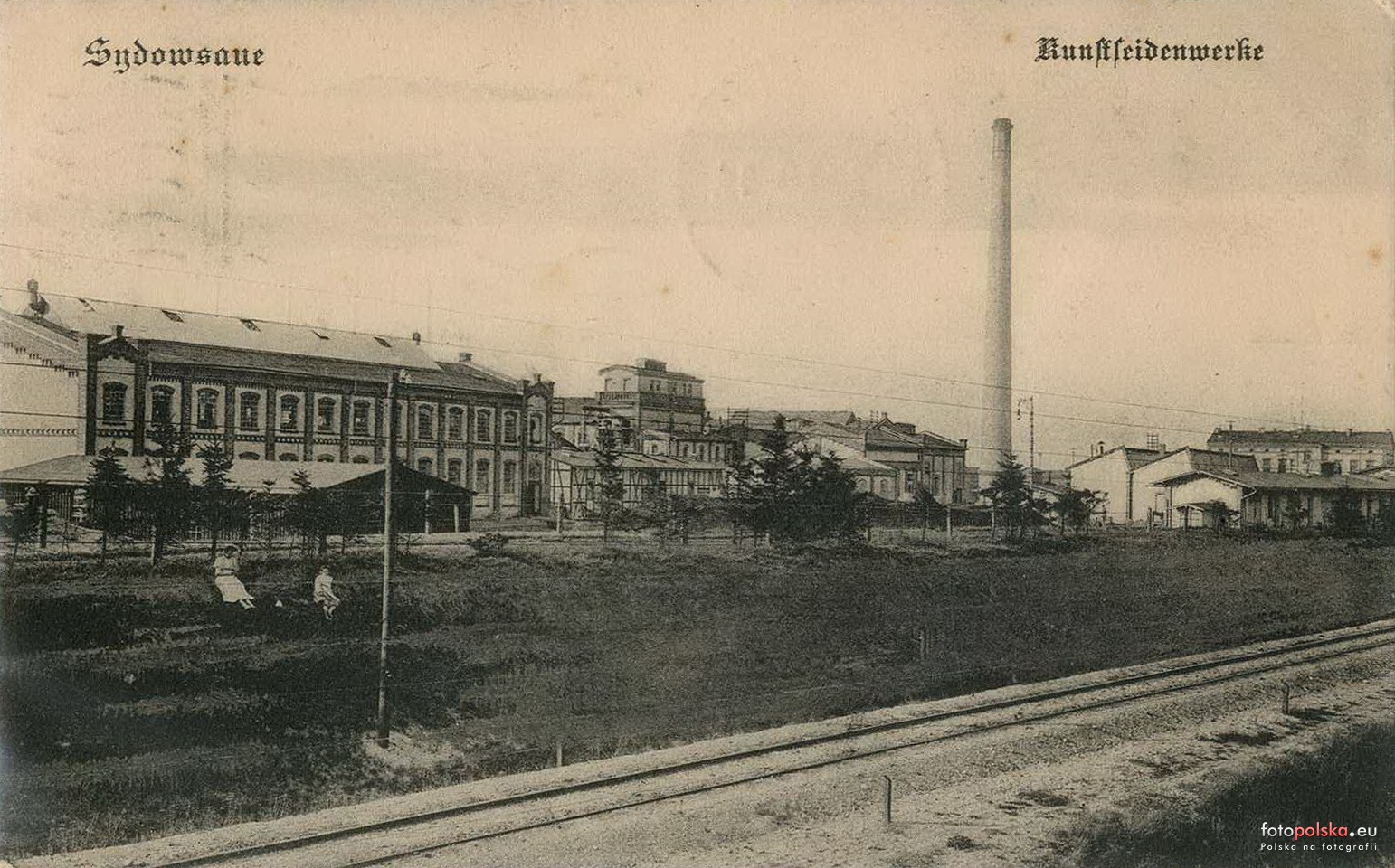 Fabryka w Żydowcach, w oddali potężny 250m komin