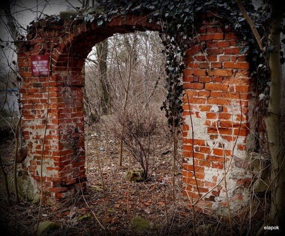 Ruiny bramy cmentarnej przy ulicy Bielańskiej
