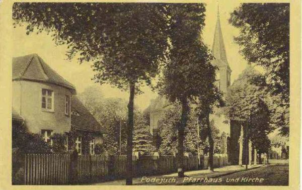 W tle, kościół w Podjuchac